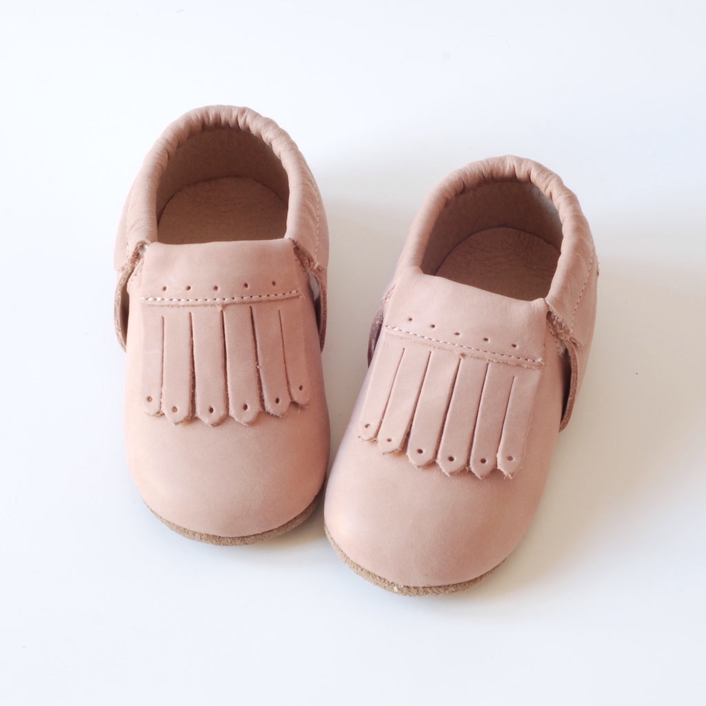 Pink baby shoes for babies and toddlers. Sizes to suit 1 year old and 2 year old. Lovely tassels in a baby moccasins style